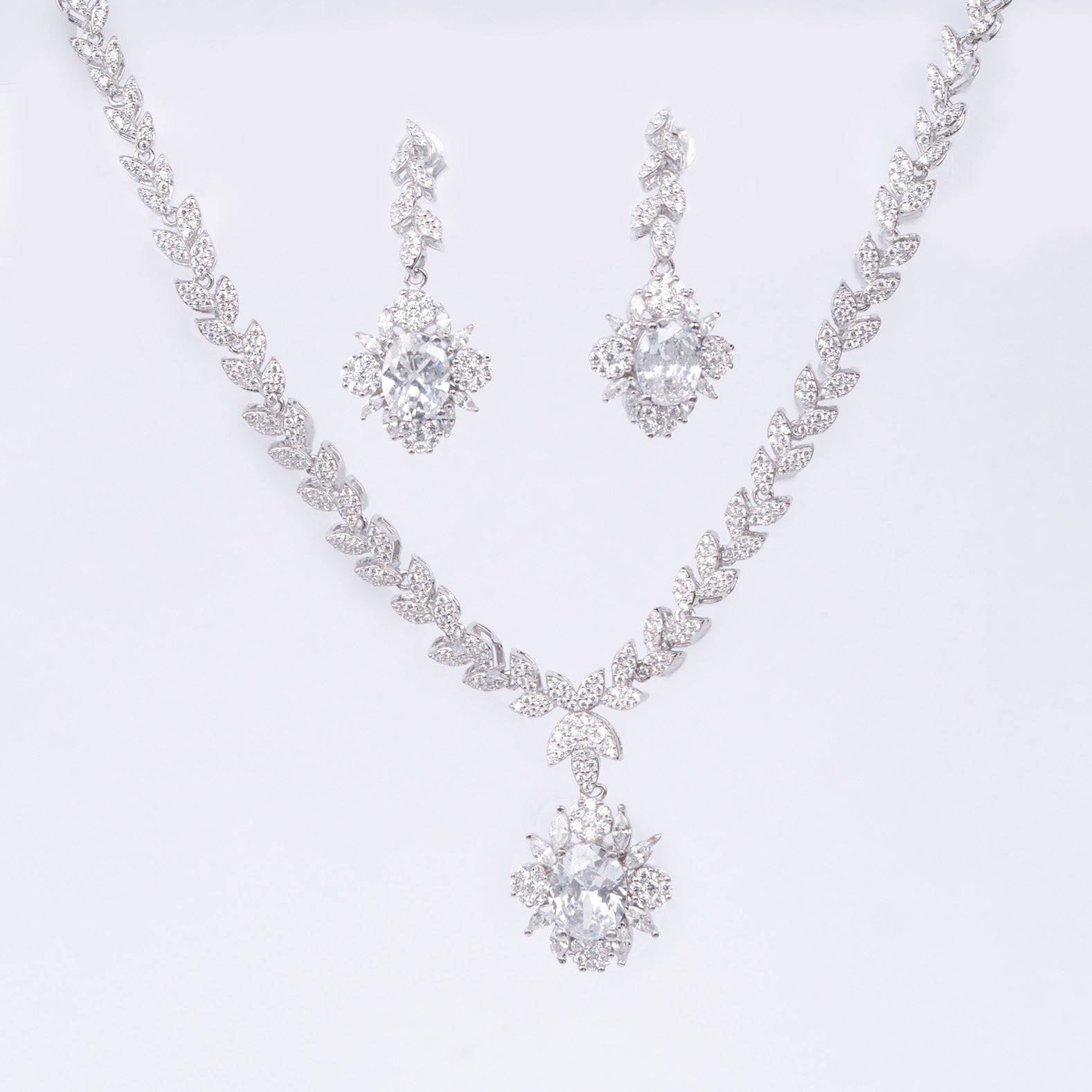 Sparkle leaf Necklace With Earrings