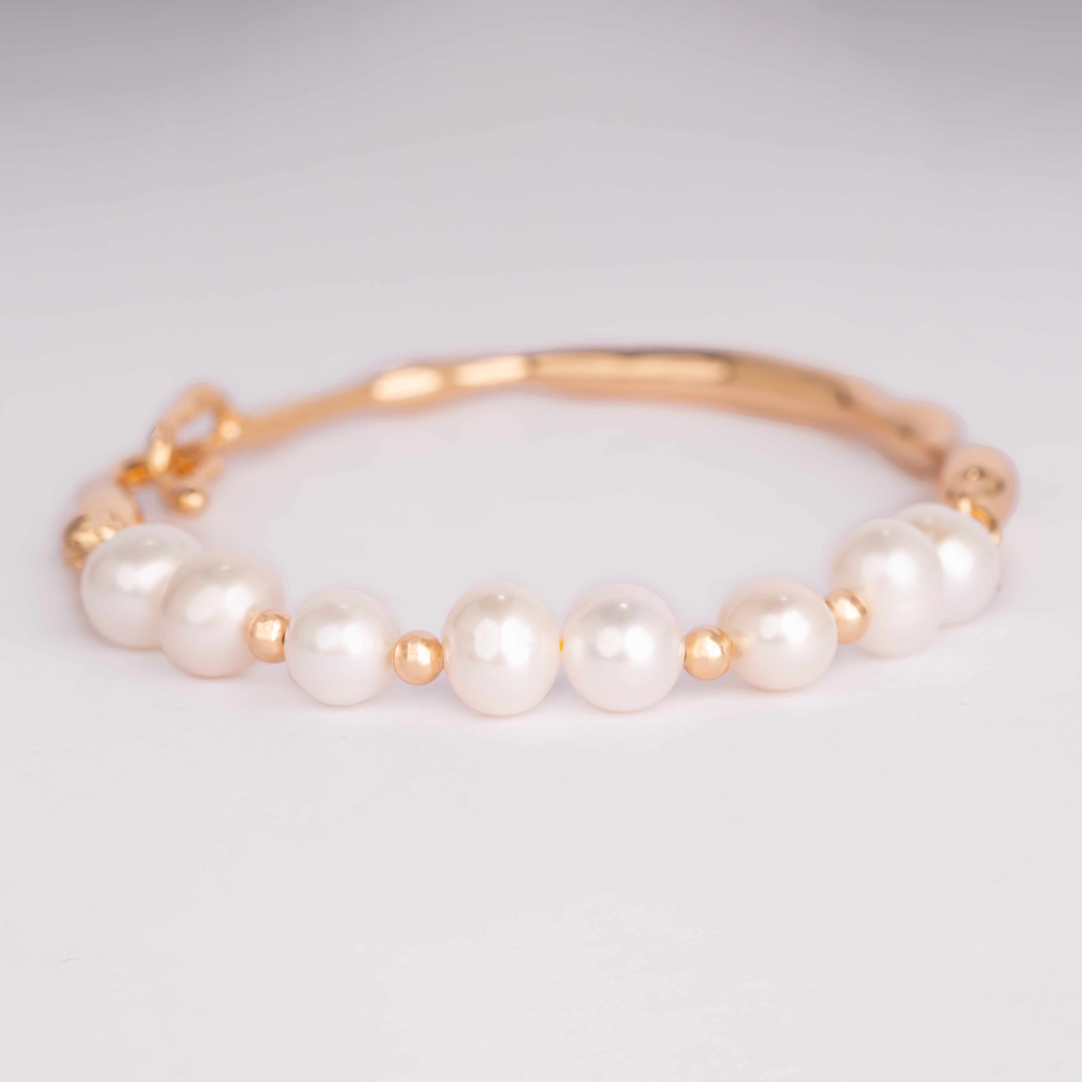 Pearl Bracelet with Golden Touch