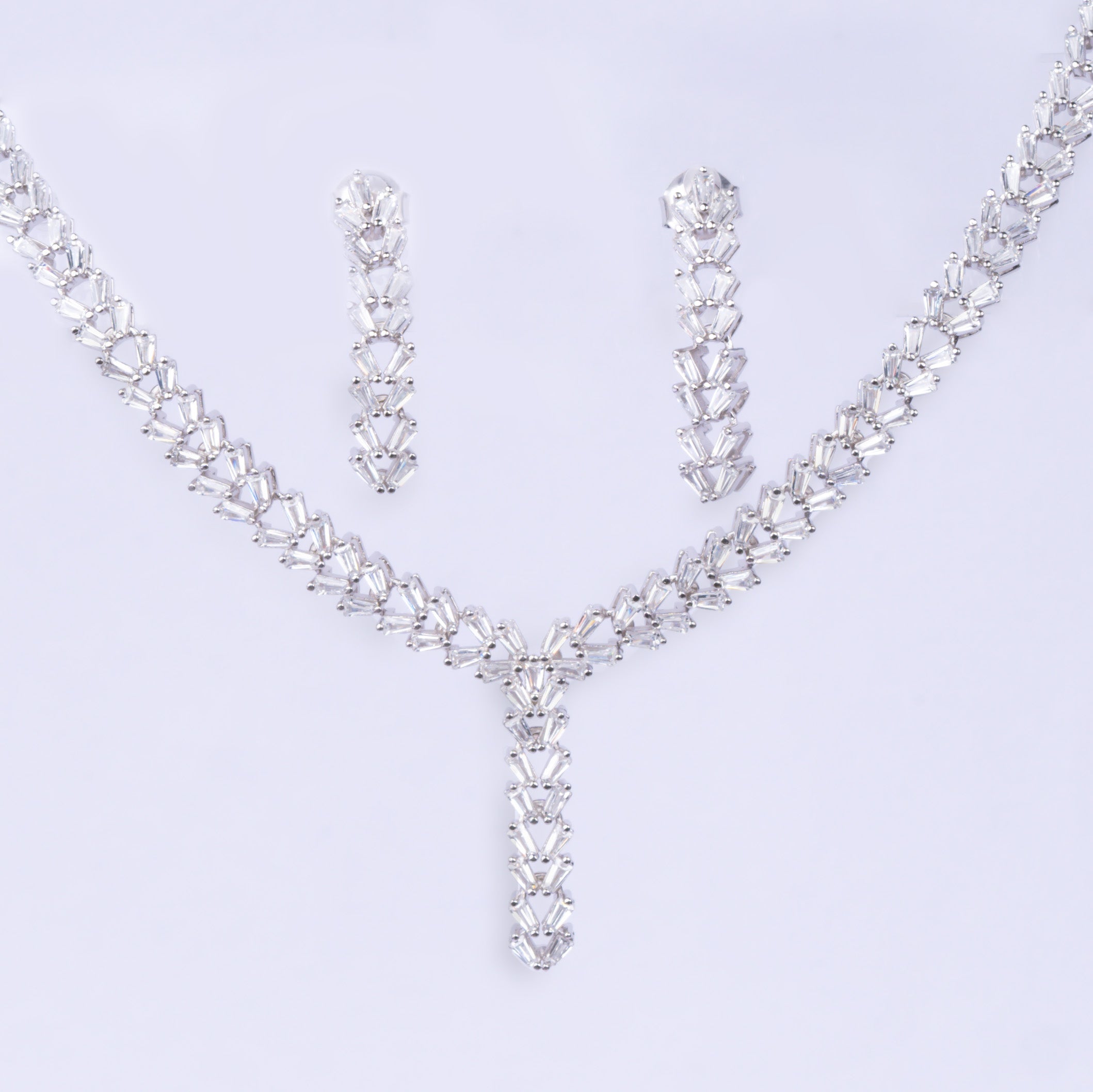 Radiant Leaf Necklace With Earrings