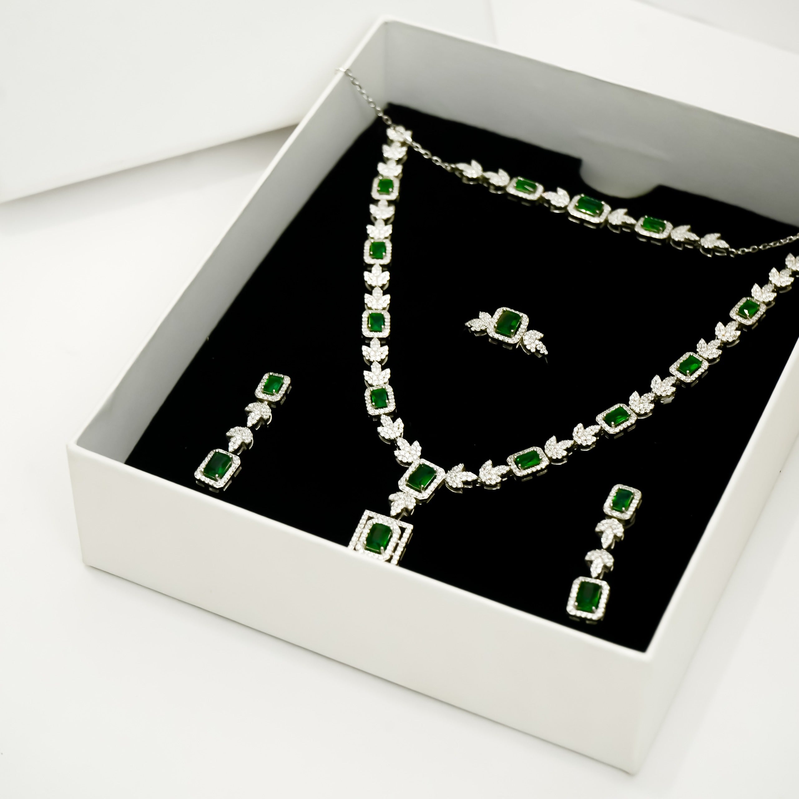 Queen’s Emerald Necklace With Earrings, Ring & Bracelet