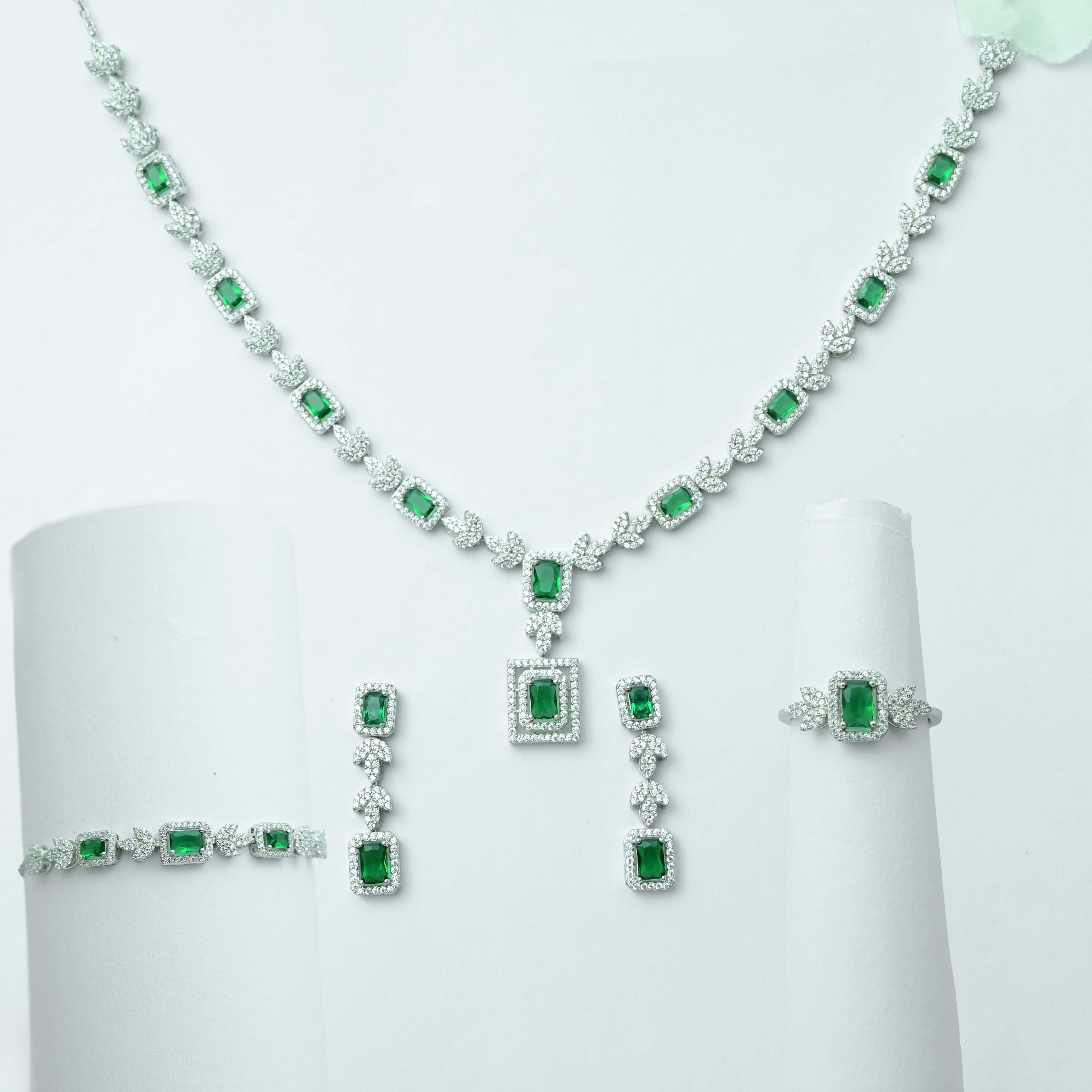 Queen’s Emerald Necklace With Earrings, Ring & Bracelet