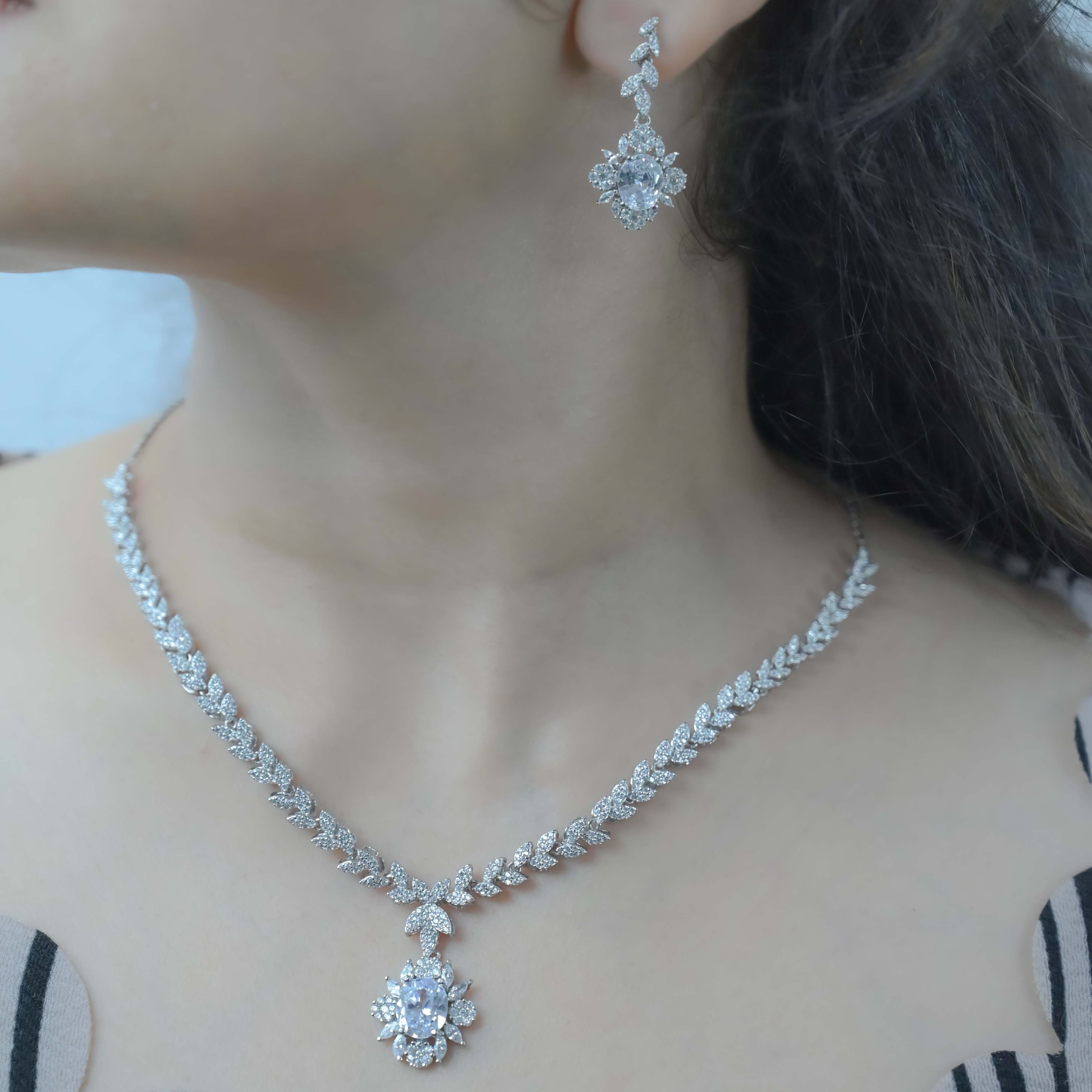 Sparkle leaf Necklace With Earrings