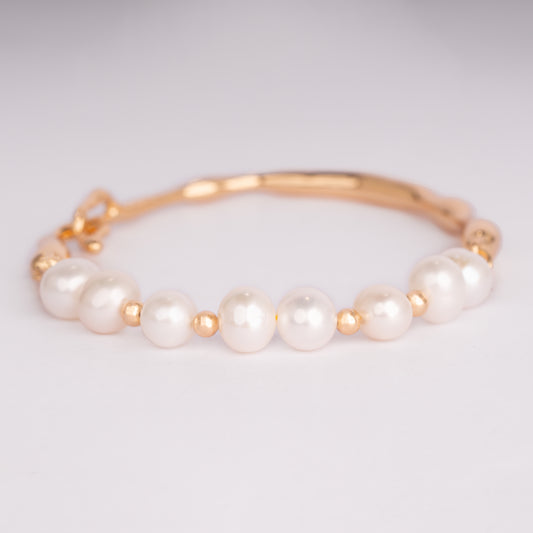 Pearl Bracelet with Golden Touch