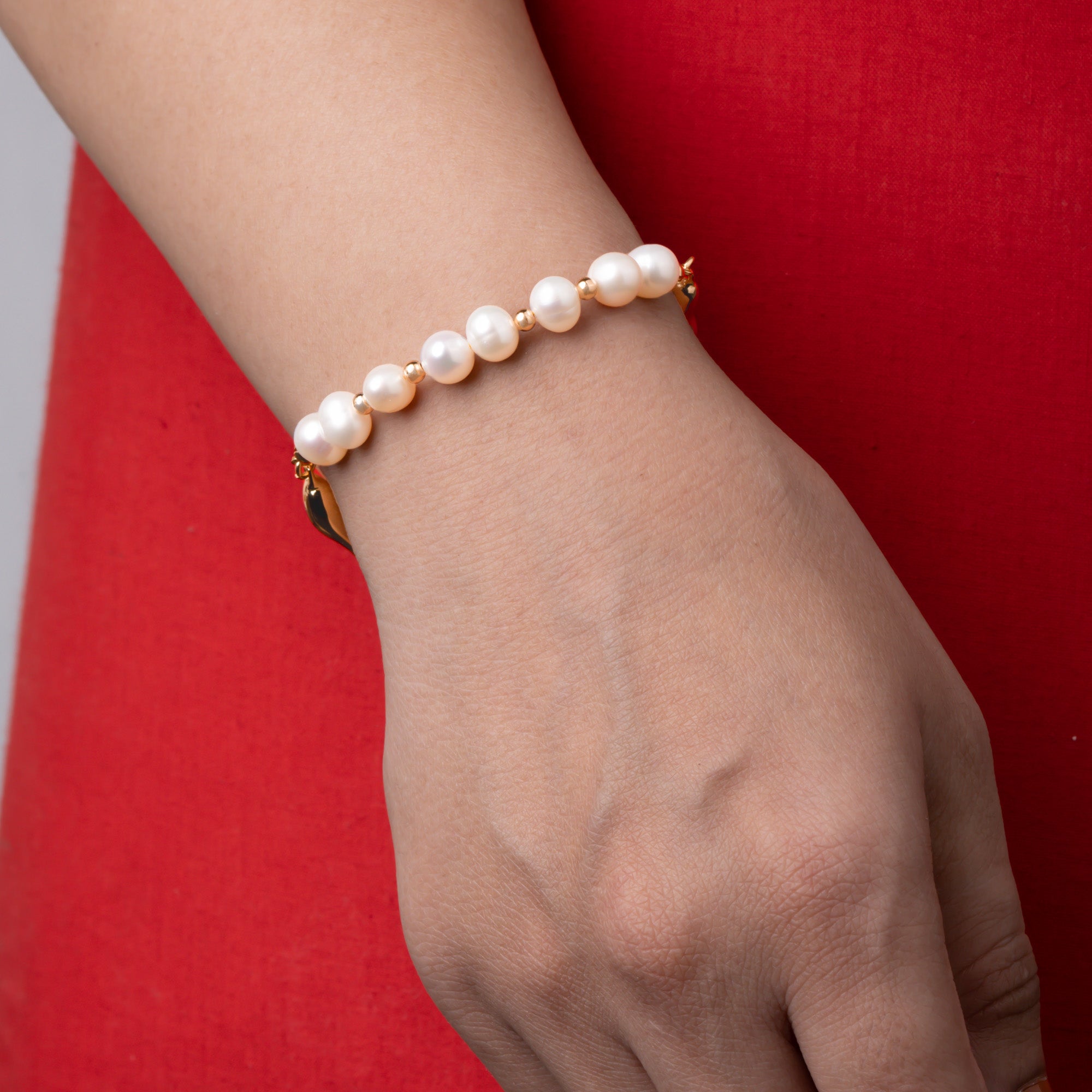 Pearl Bracelet with Golden Touch