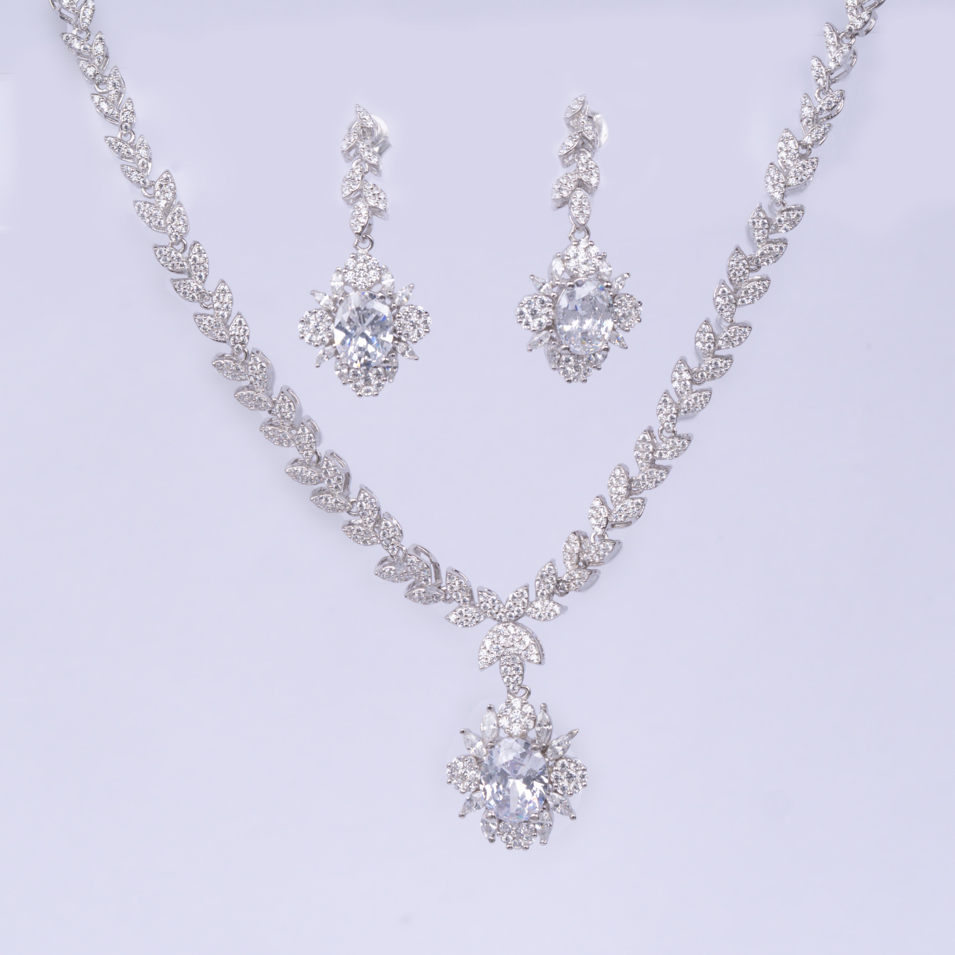 Sparkle leaf Necklace With Earrings