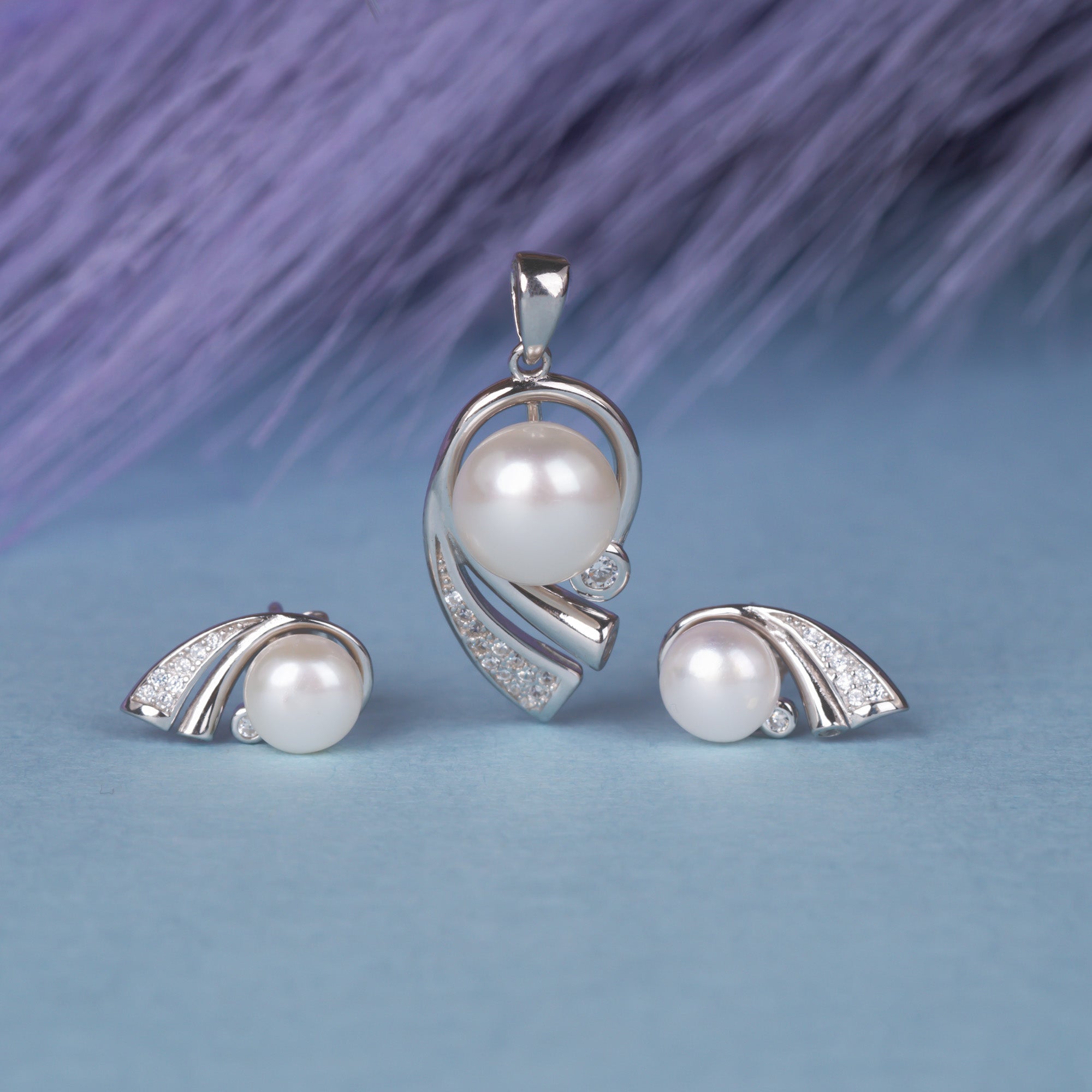 Luna Pearl Pendant With Earrings