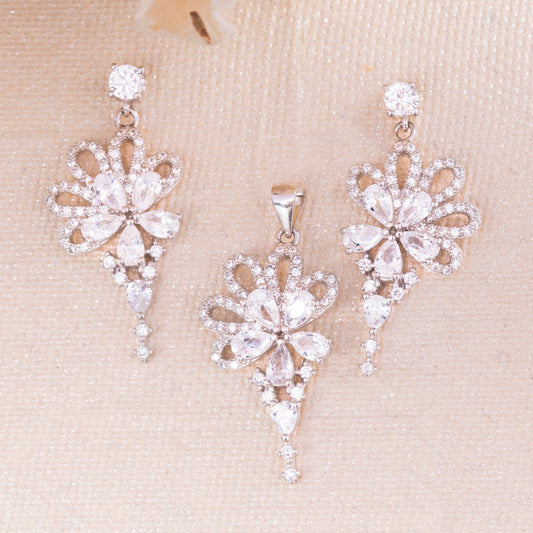 Bow-Shaped Diamond Pendant With Earrings