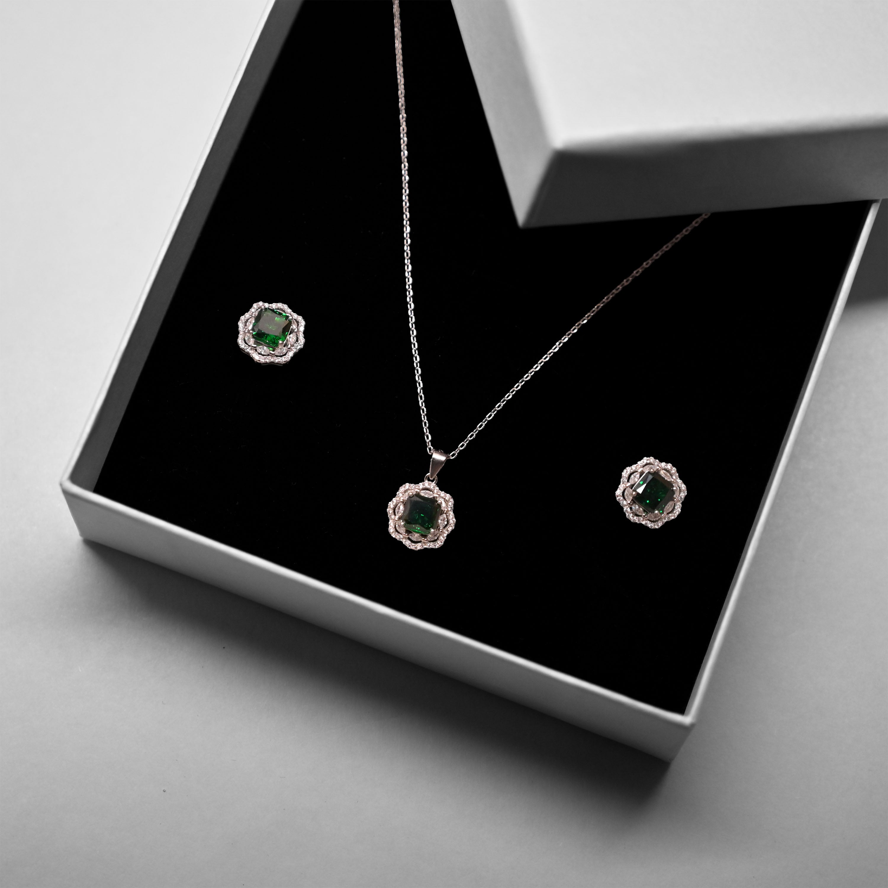 Crown Luxe Pendant With Earrings