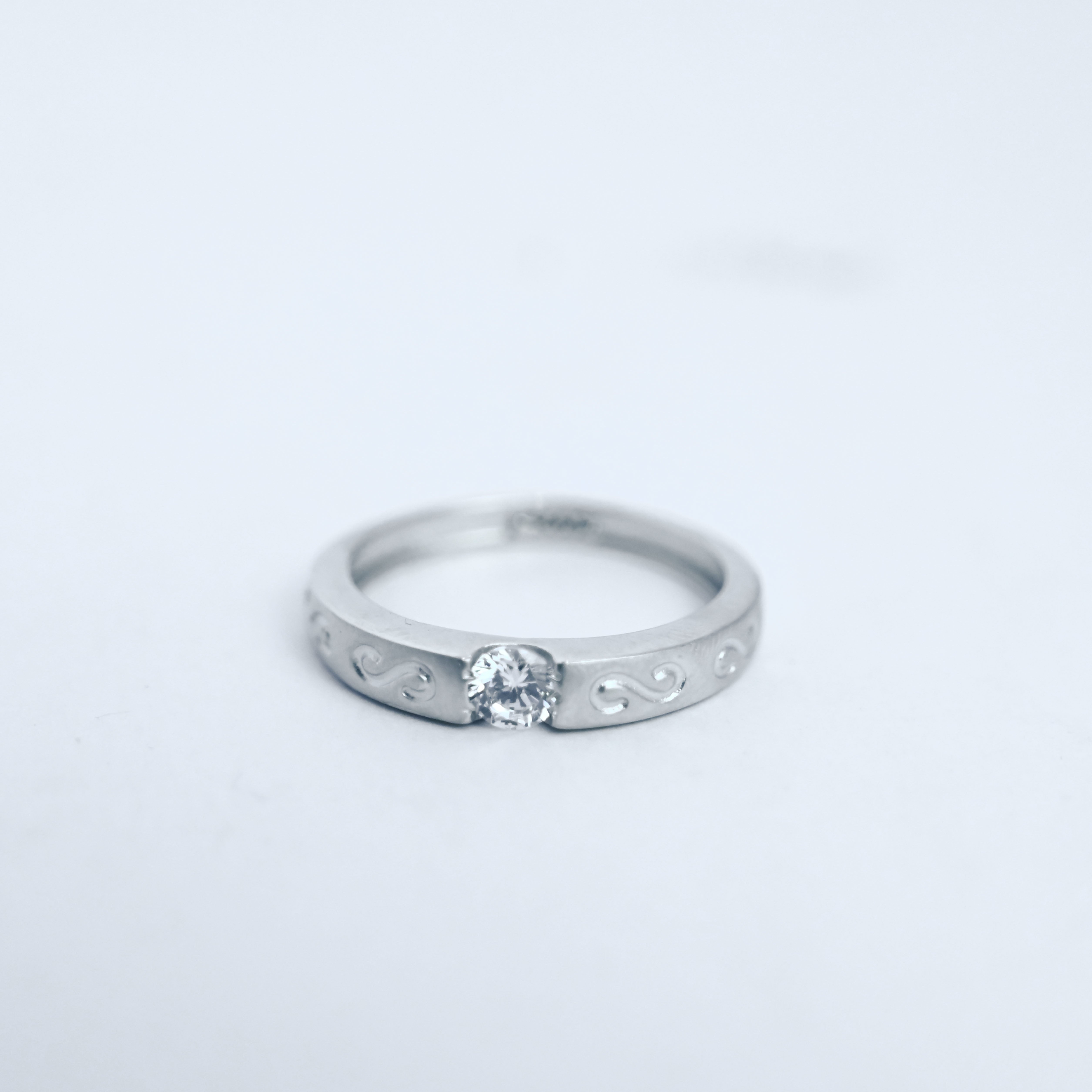 Swirl Design Solitaire Ring