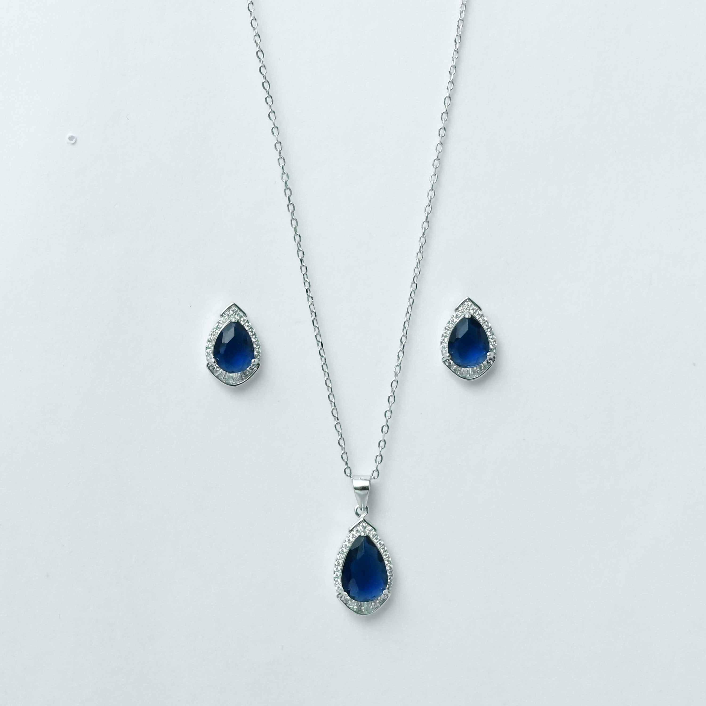 Blue Majesty Pendant With Earrings